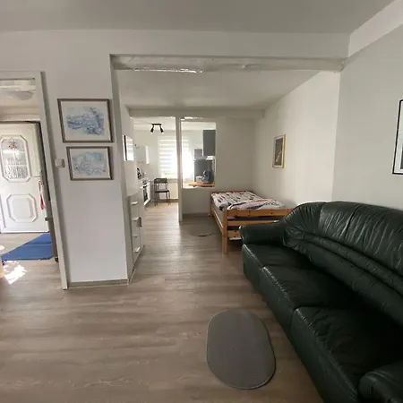 Apartment Mit Separatem Eingang Und Parkplatz, Ideal Fuer Handwerker Und Geschaeftsreisende *