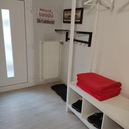 Mit Separatem Eingang Und Parkplatz, Nur Fuer Handwerker Und Geschaeftsreisende